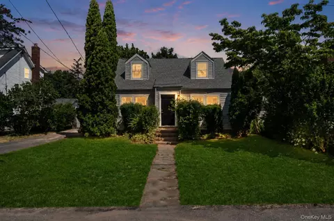 86 E 13th St, Huntington Station, NY 11746