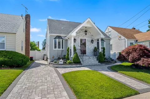 77 Grand St, Meacham, NY 11003
