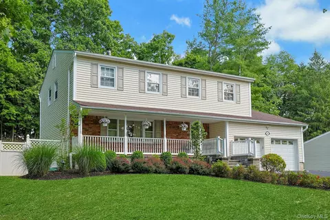 32 Sandstone Trl, Clarkstown, NY 10956