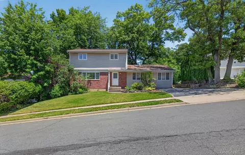 89 Beaumont Dr, Plainview, NY 11803