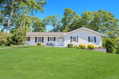 3 Laura Ct, Nesconset, NY 11767