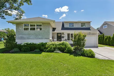 14 Griffin Ln, North Hempstead, NY 11596
