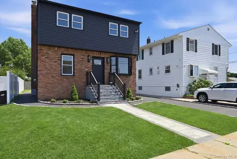 20 Wyona Ave, Lindenhurst, NY 11757