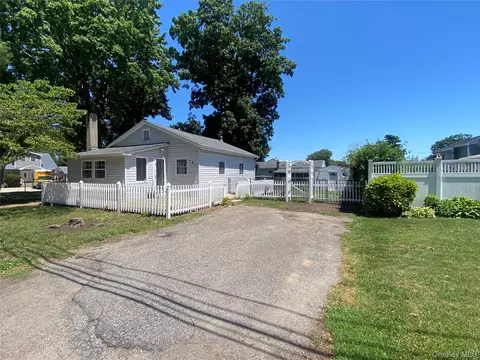 101 Rose Dr, Ronkonkoma, NY 11779