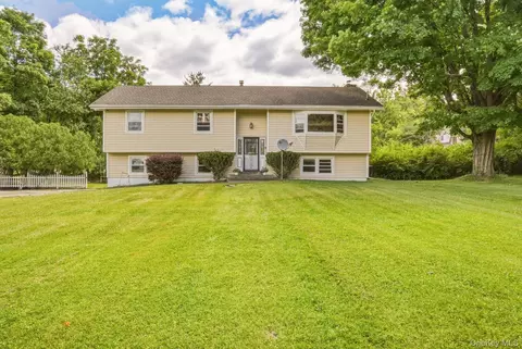 4 Hunt Dr, Florida, NY 10921