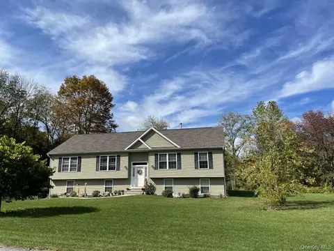 34 Palmer Cir, Beekman, NY 12570