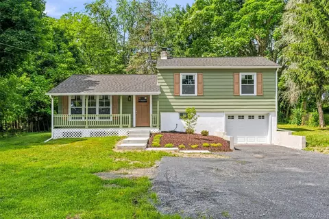 25 Ferrara Dr, Middletown, NY 10941