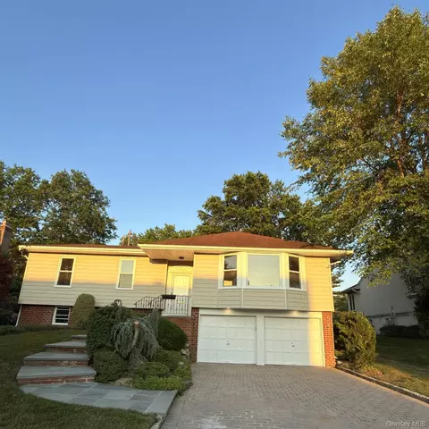 19 Carriage Rd, North Hempstead, NY 11576