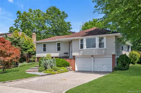 19 Carriage Rd, North Hempstead, NY 11576
