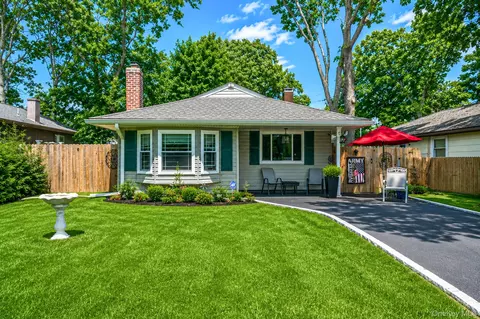 7 Pennwood Dr, Mastic Beach, NY 11951
