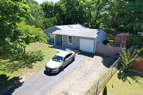 142 Palmer St, Brentwood, NY 11717