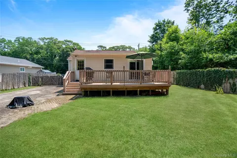 Exterior - 32 Juniper Ave, Patchogue, NY 11772 photo 5 of 8