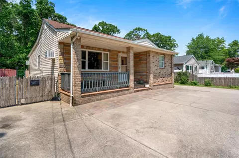 Exterior - 32 Juniper Ave, Patchogue, NY 11772 photo 2 of 8