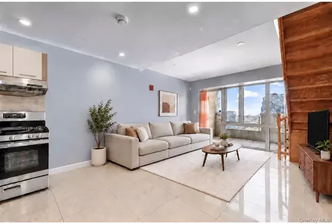 37-20 Prince St, New York, NY 11354