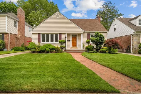 131 Primrose Dr, North Hempstead, NY 11040
