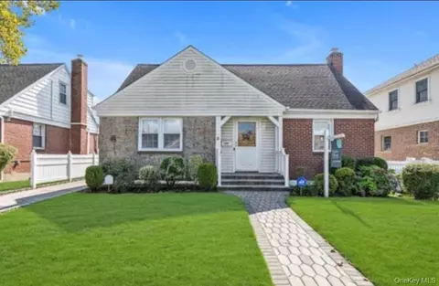 131 Primrose Dr, North Hempstead, NY 11040