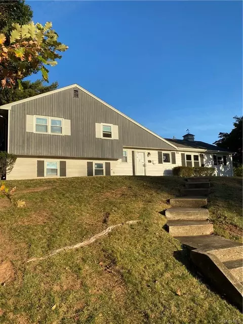 2 Larch Ct, Clarkstown, NY 10994