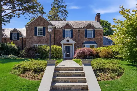2 Saint Marks Pl, Cold Spring Harbor, NY 11724