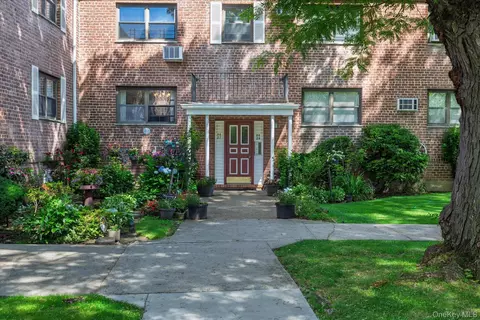 86-29 Shore Pkwy #96, Howard Beach, NY 11414
