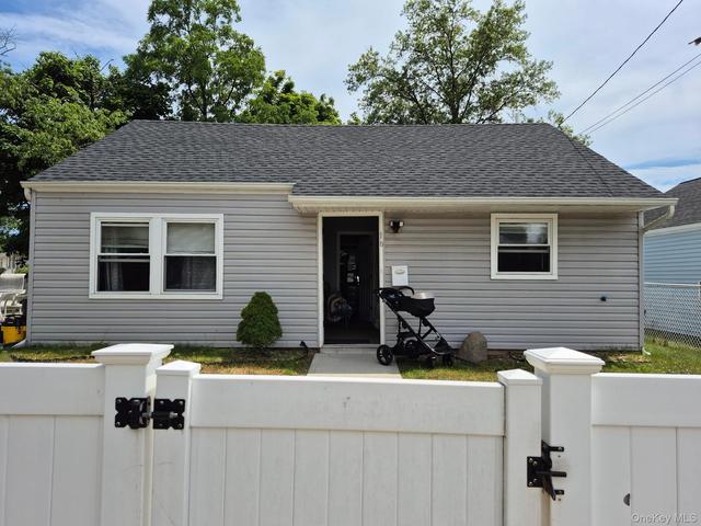 16 Pilot St, Hempstead, NY 11550