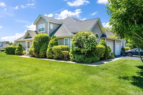 174 Adele Ct, Riverhead, NY 11901