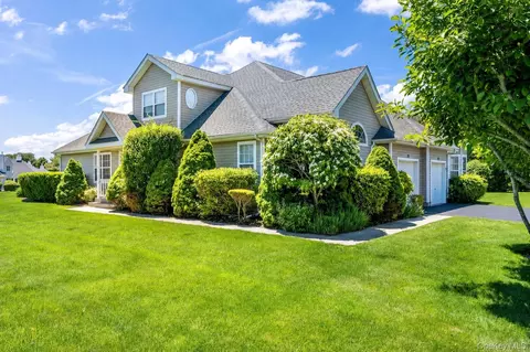 174 Adele Ct, Riverhead, NY 11901