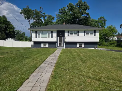 1 Brewster Dr, Middletown, NY 10940