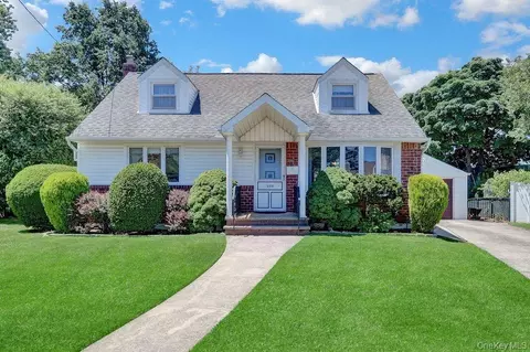 955 Cedar Ct, Franklin Square, NY 11010