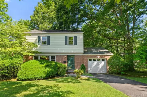 4 Pin Oak Ln, White Plains, NY 10606