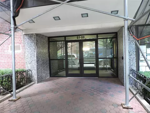 61-88 Dry Harbor Rd #1E, New York, NY 11379