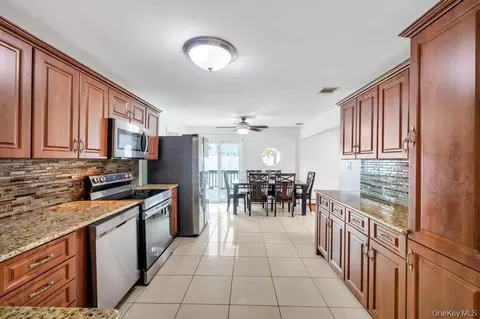 32 Beverly St, Islip, NY 11751