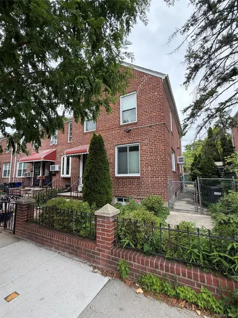 19323 Station Rd, Flushing, NY 11358