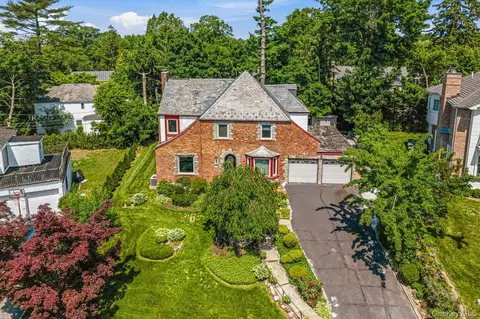 36 Strathmore Rd, North Hempstead, NY 11023