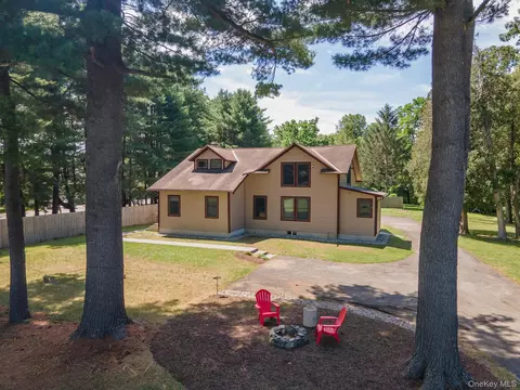 11 Kessler Dr, Hyde Park, NY 12538