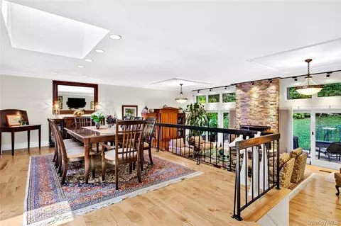 20 Fox Rdg, North Hempstead, NY 11576