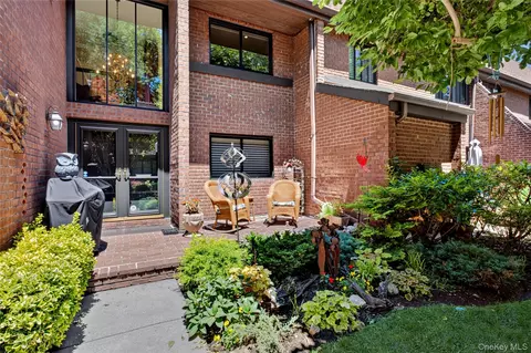 20 Fox Rdg, North Hempstead, NY 11576