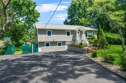 7 Somerset St, Centereach, NY 11720