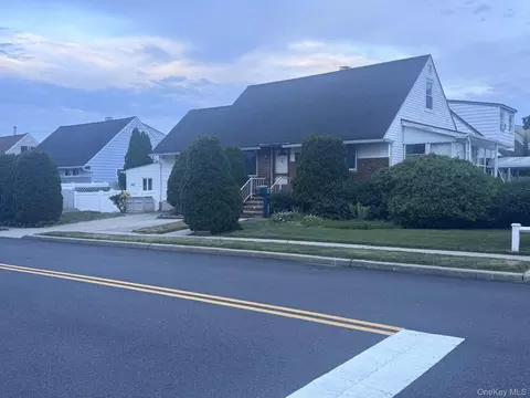 42 Larch St, Hicksville, NY 11801