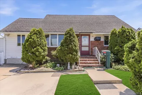 42 Larch St, Hicksville, NY 11801
