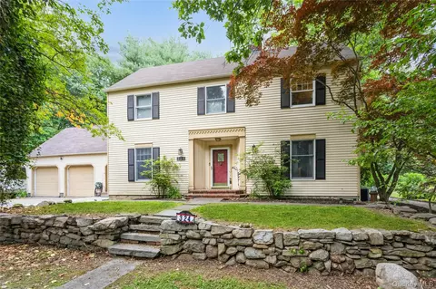 324 Garrison Woods Ln, Shawangunk, NY 12589