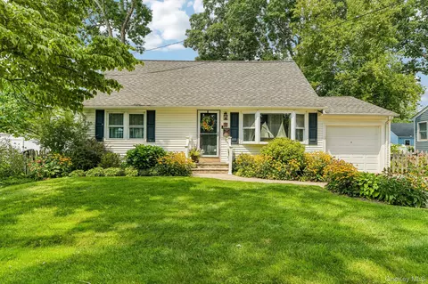 75 Hale Rd, North Babylon, NY 11703