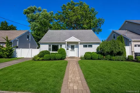 2355 Penatiquit Ave, Seaford, NY 11783