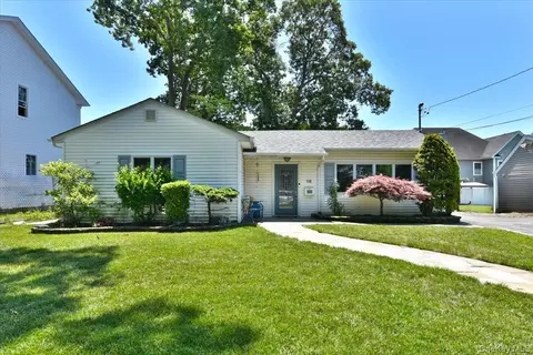 18 Boston Ave, Massapequa, NY 11758