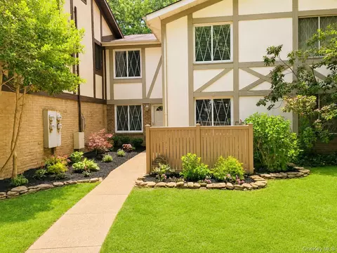 225 Skyline Dr, Coram, NY 11727