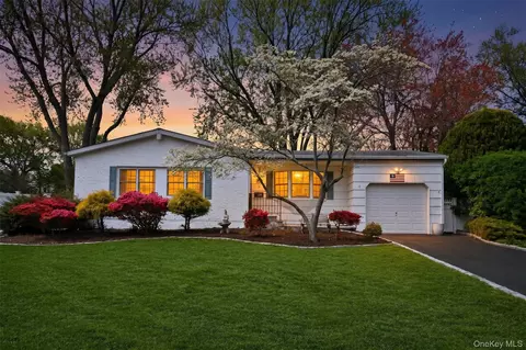 28 Dartmouth Dr, Smithtown, NY 11787
