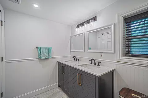 Bath - 25 Cherry Ln, Wading River, NY 11792 photo 6 of 6