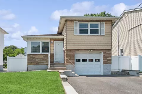 83 Scarcliffe Dr, Malverne, NY 11565