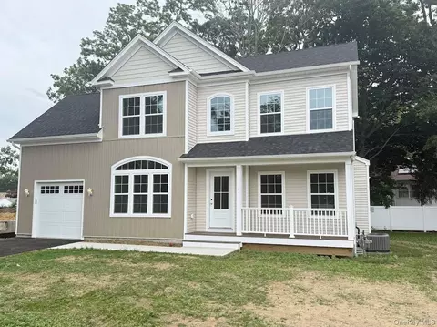 8 Gail Grace Ct, Babylon, NY 11726