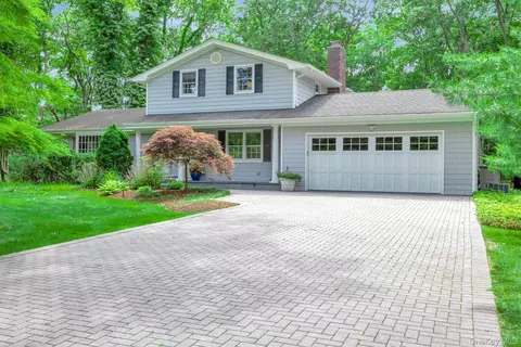5 Beaver Ln W, Westhampton, NY 11977