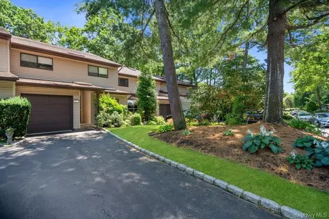 97 Northgate Cir, Melville, NY 11747